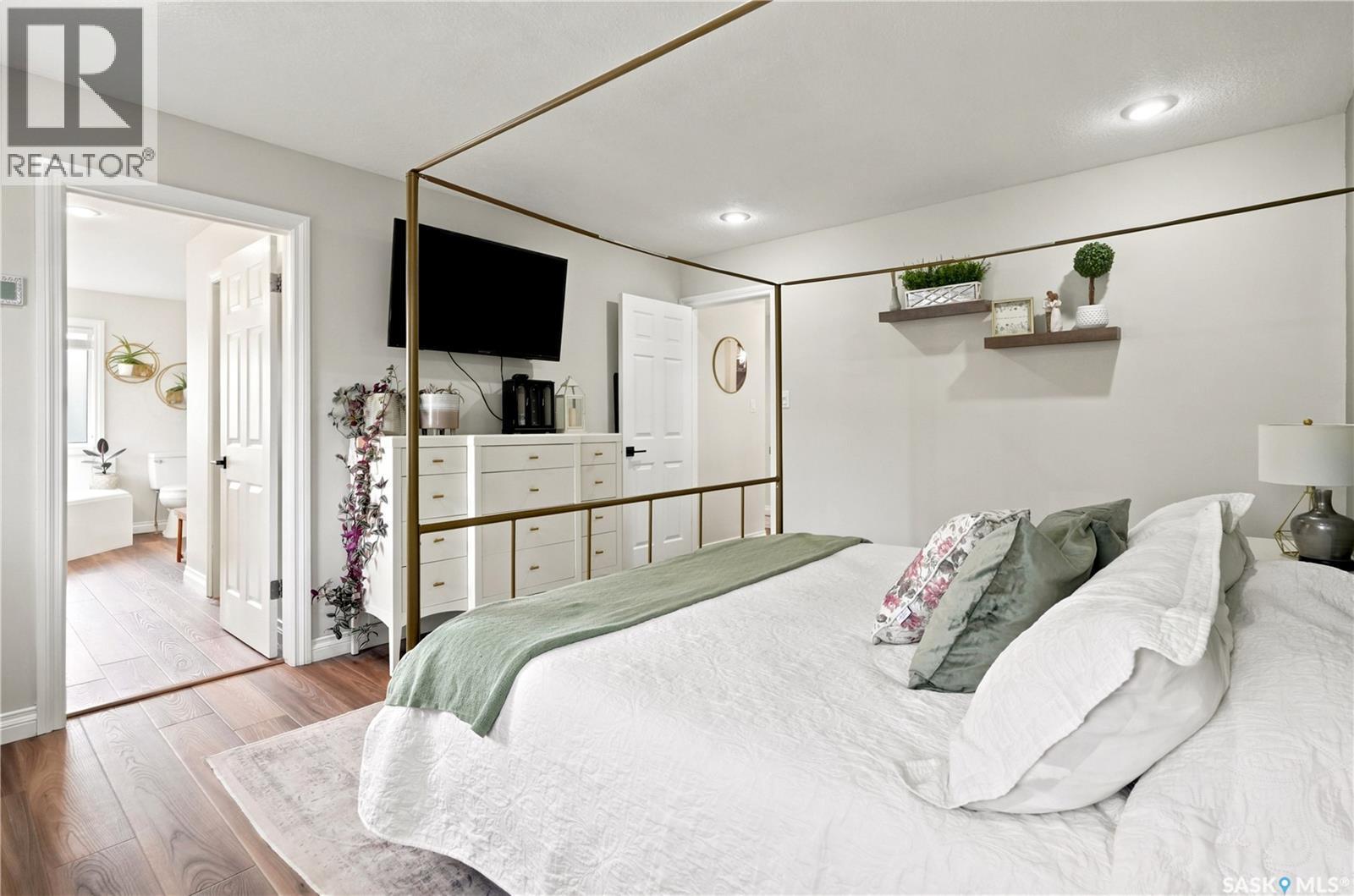 8607 Wascana Gardens Lane, Regina, SK - Indoor Photo Showing Bedroom