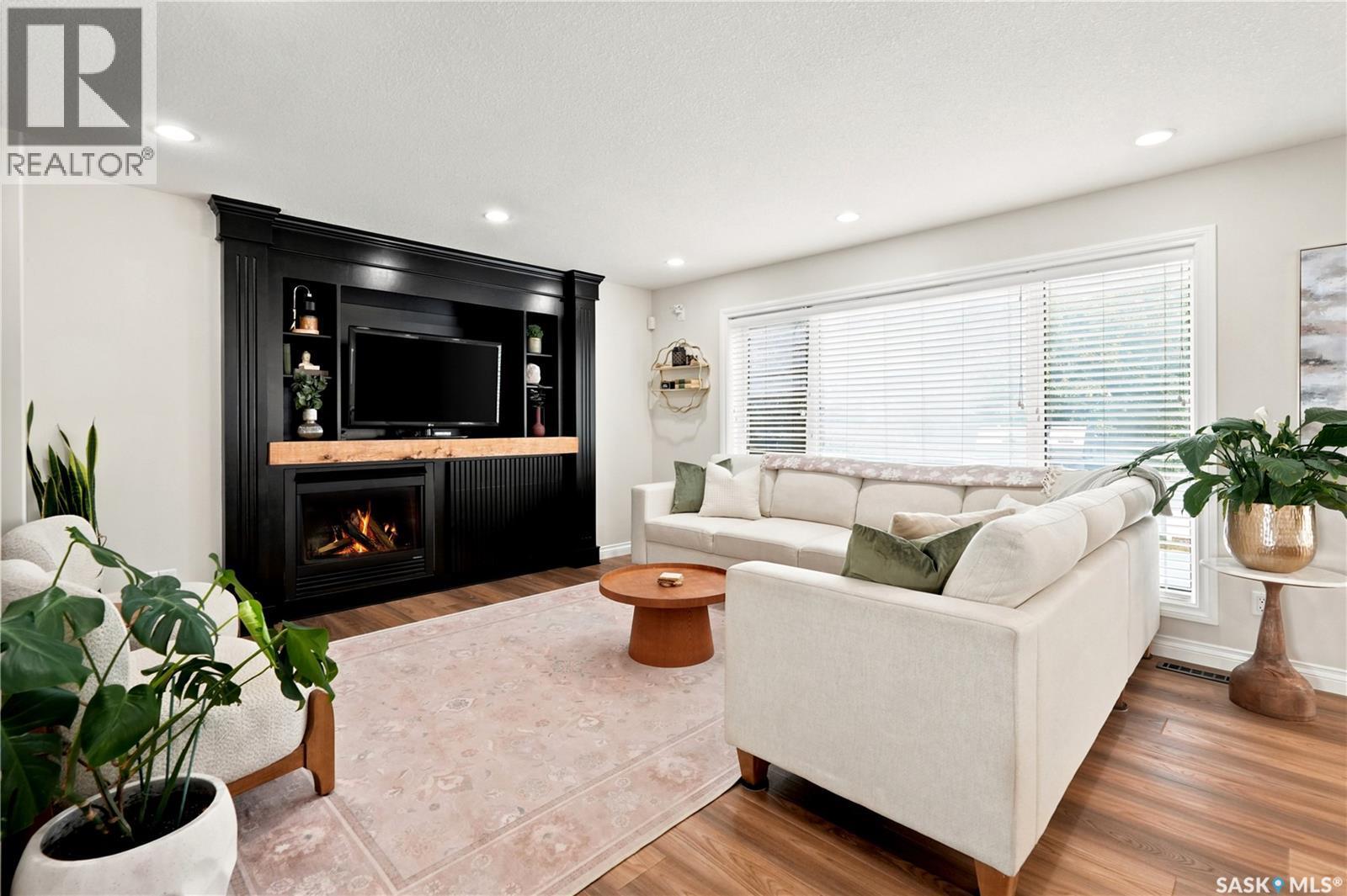 8607 Wascana Gardens Lane, Regina, SK - Indoor Photo Showing Living Room