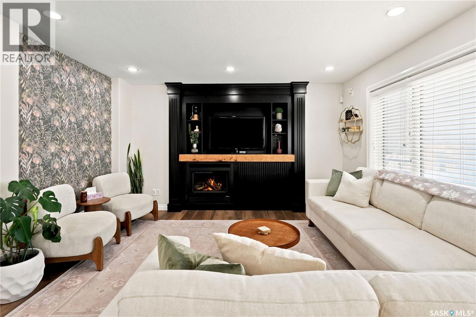8607 Wascana Gardens Lane, Regina, SK - Indoor Photo Showing Living Room