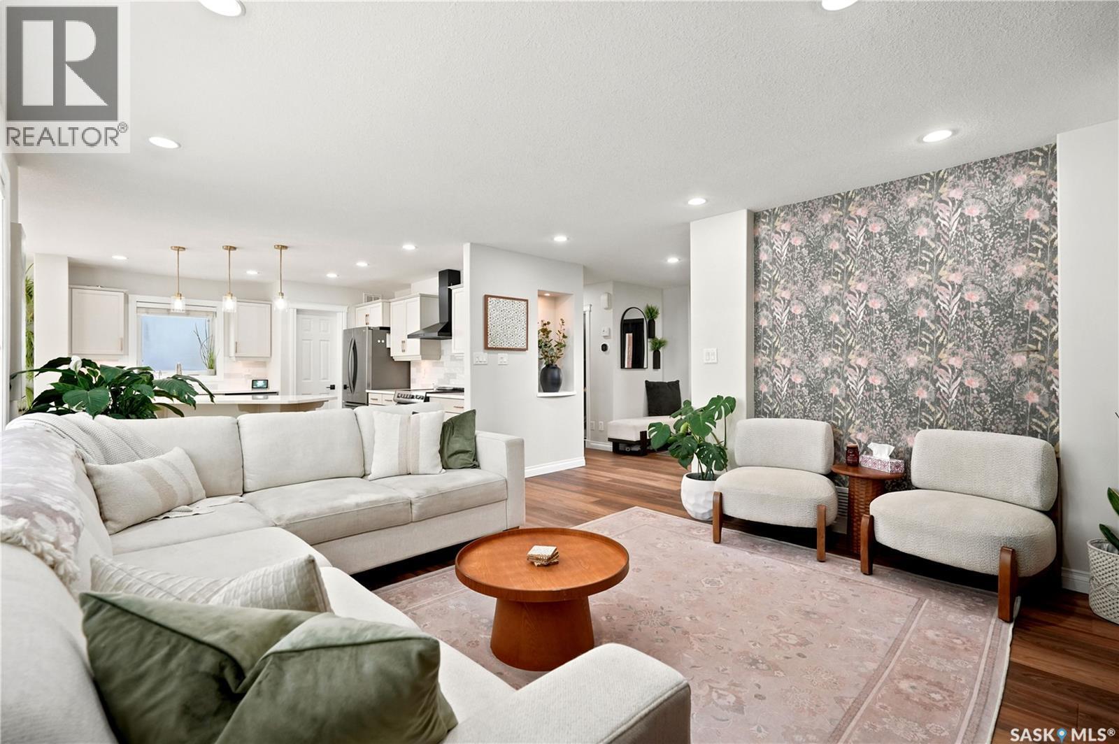 8607 Wascana Gardens Lane, Regina, SK - Indoor Photo Showing Living Room