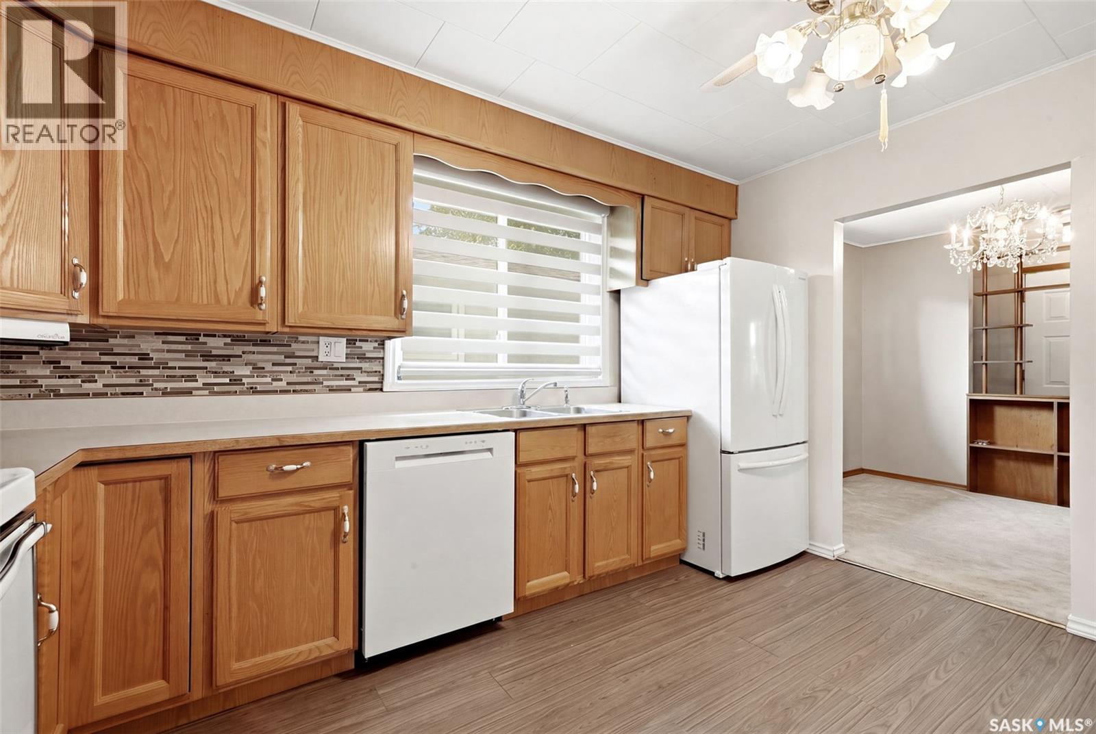 273 Angus Street, Regina, SK - Indoor Photo Showing Kitchen With Double Sink