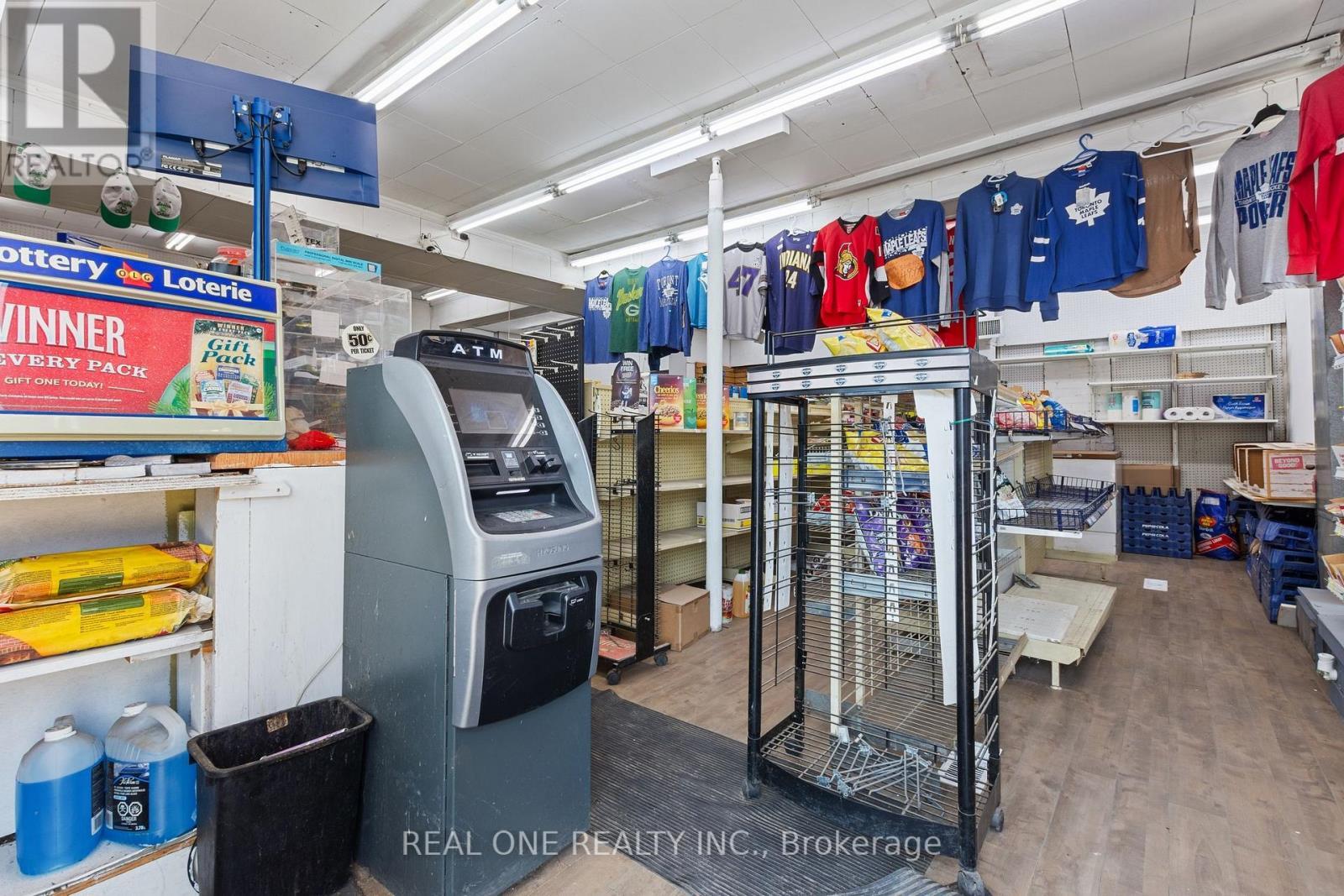155 Victoria Avenue N, Hamilton, ON - Indoor With Storage
