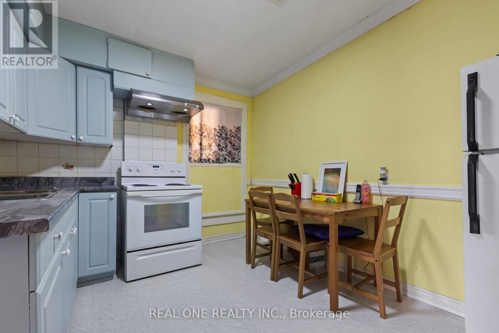 155 Victoria Avenue N, Hamilton, ON - Indoor Photo Showing Kitchen