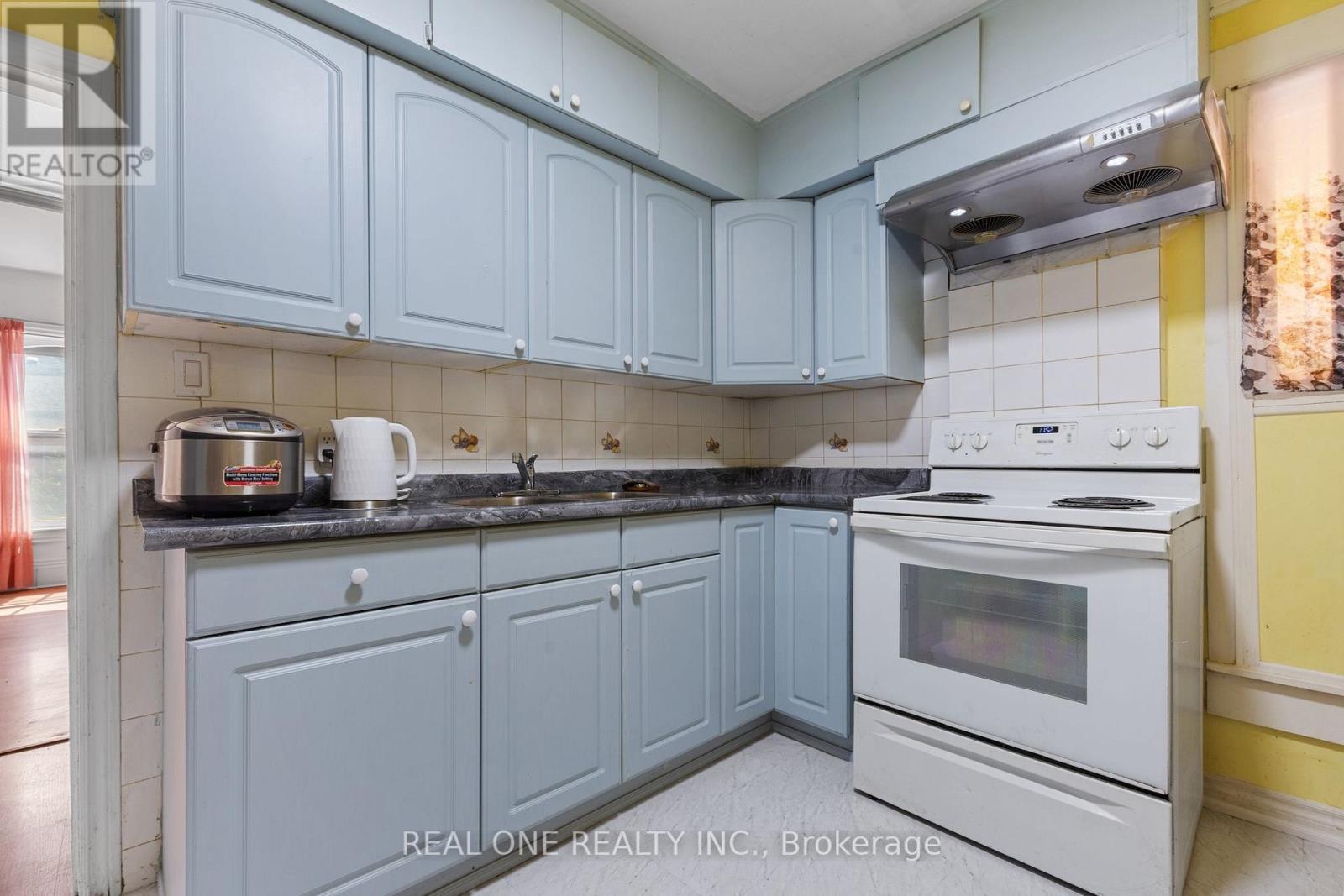155 Victoria Avenue N, Hamilton, ON - Indoor Photo Showing Kitchen