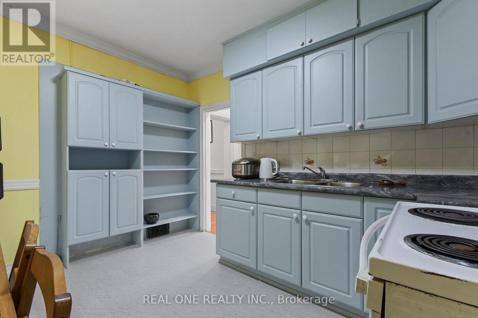 155 Victoria Avenue N, Hamilton, ON - Indoor Photo Showing Kitchen