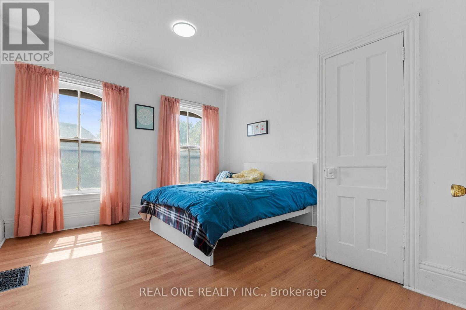 155 Victoria Avenue N, Hamilton, ON - Indoor Photo Showing Bedroom