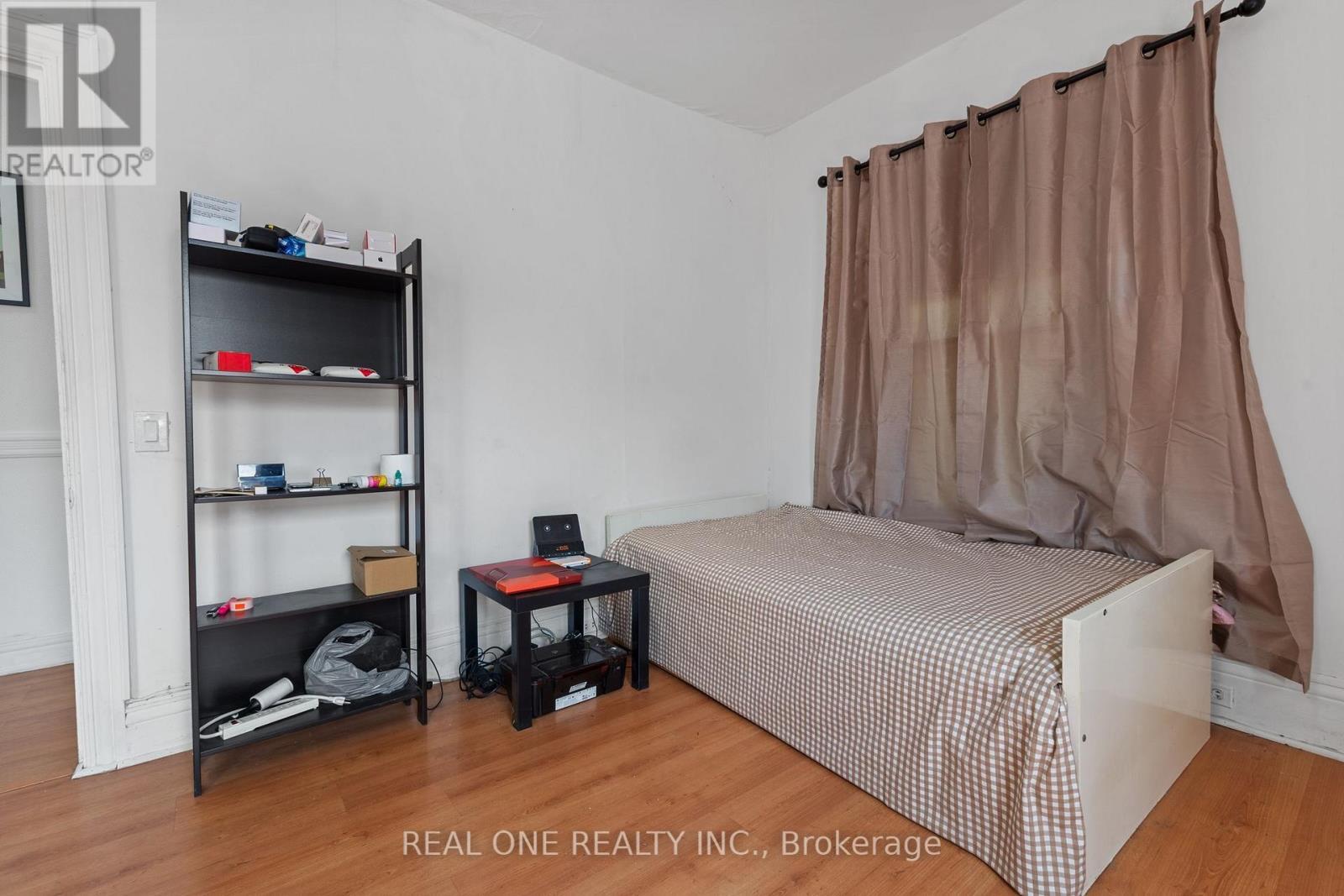 155 Victoria Avenue N, Hamilton, ON - Indoor Photo Showing Bedroom