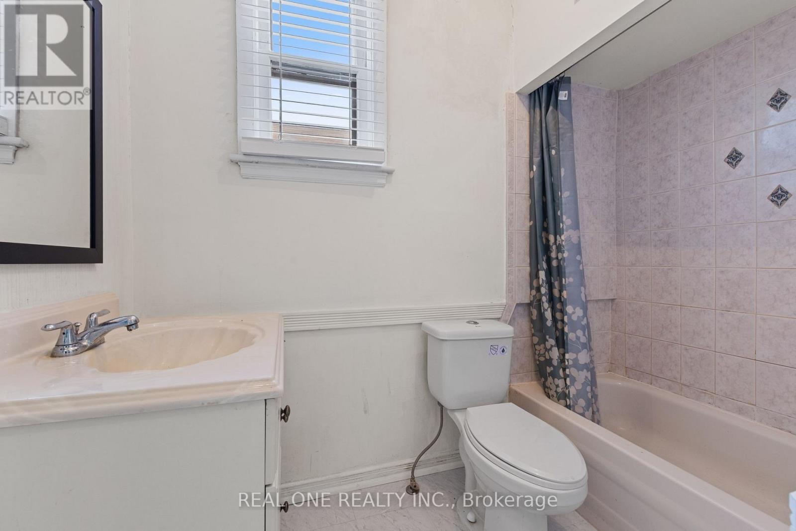 155 Victoria Avenue N, Hamilton, ON - Indoor Photo Showing Bathroom