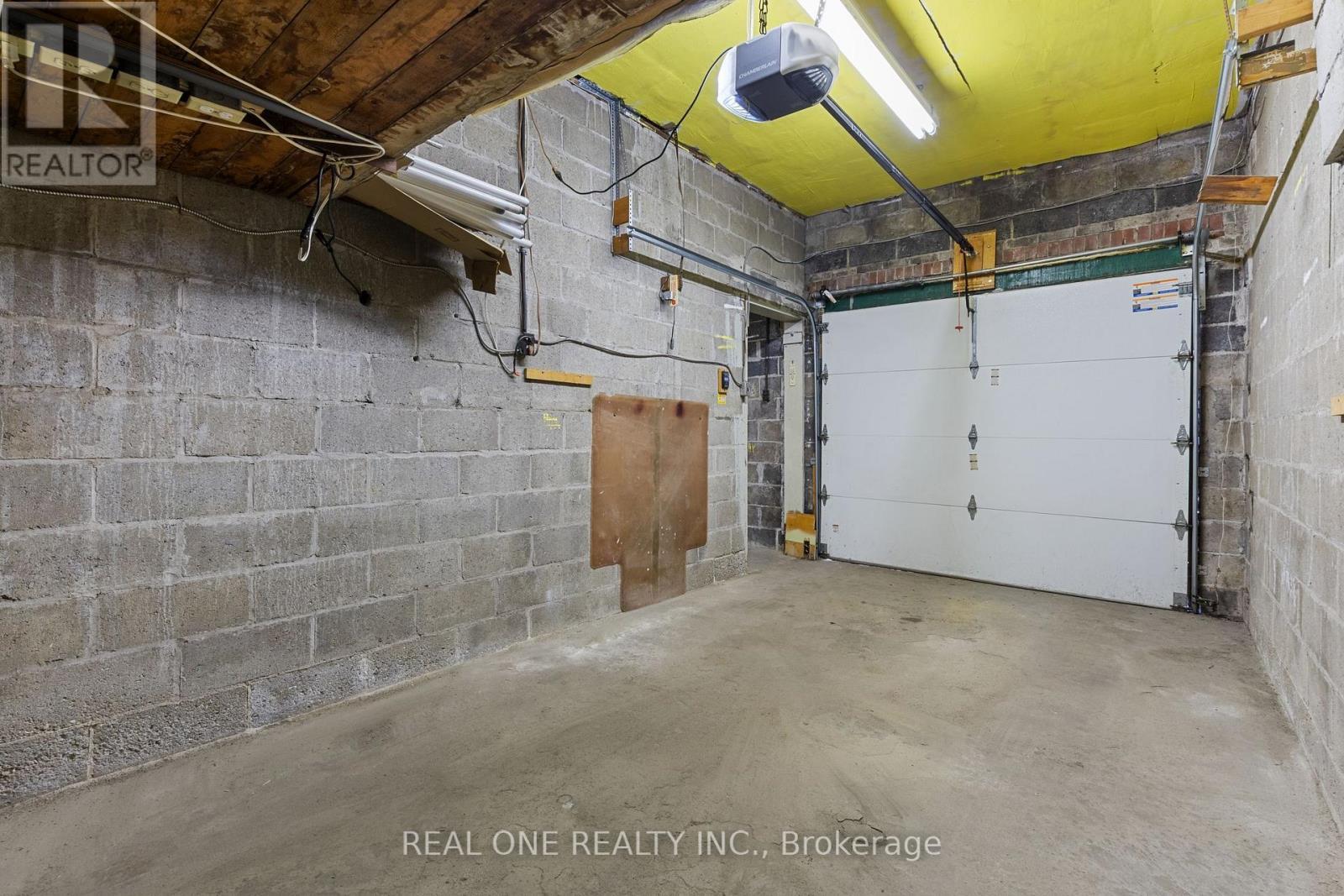 155 Victoria Avenue N, Hamilton, ON - Indoor Photo Showing Garage