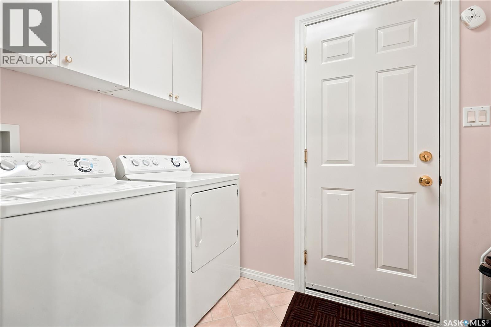 3291 Thames Crescent E, Regina, SK - Indoor Photo Showing Laundry Room