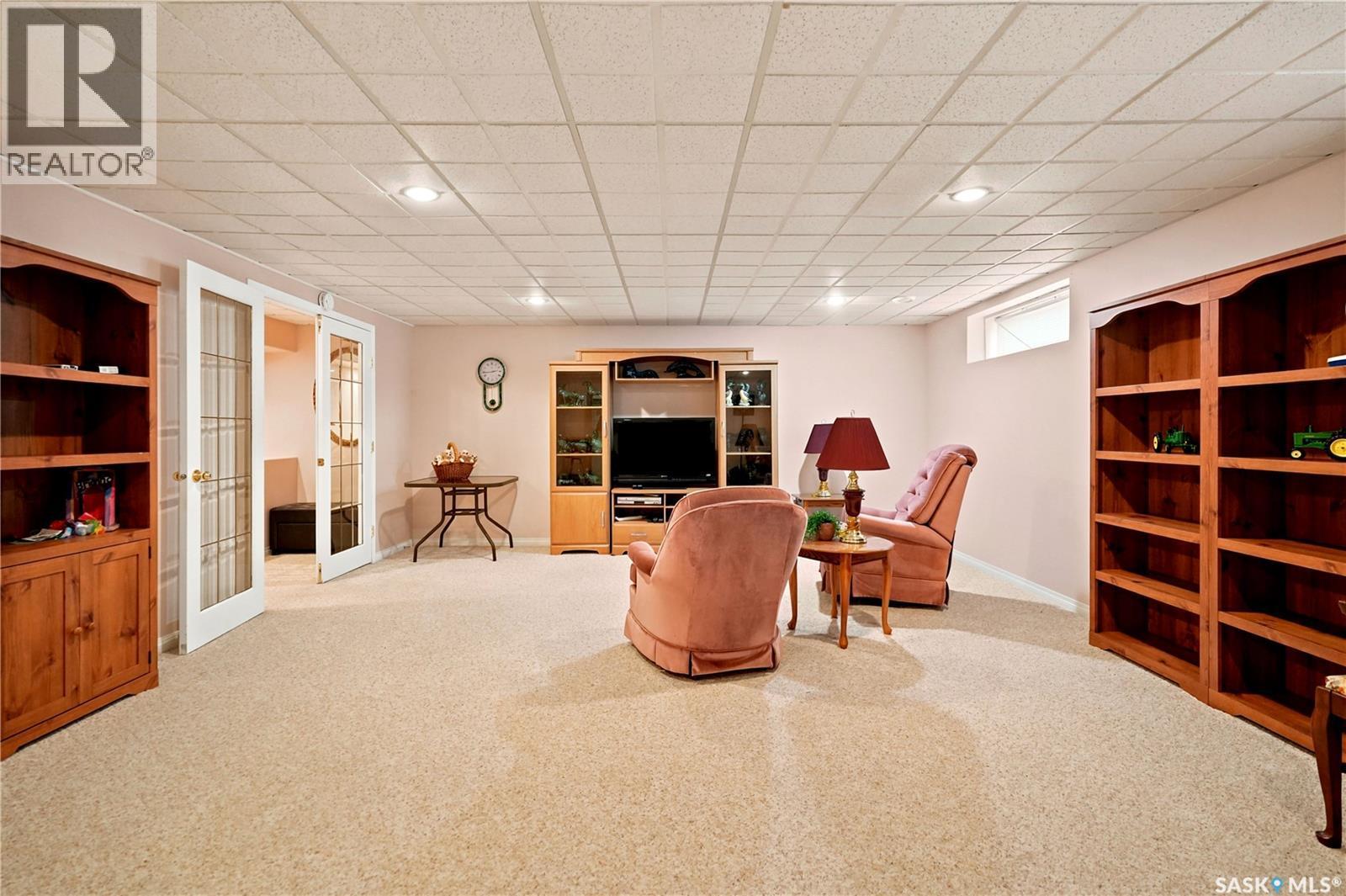 3291 Thames Crescent E, Regina, SK - Indoor