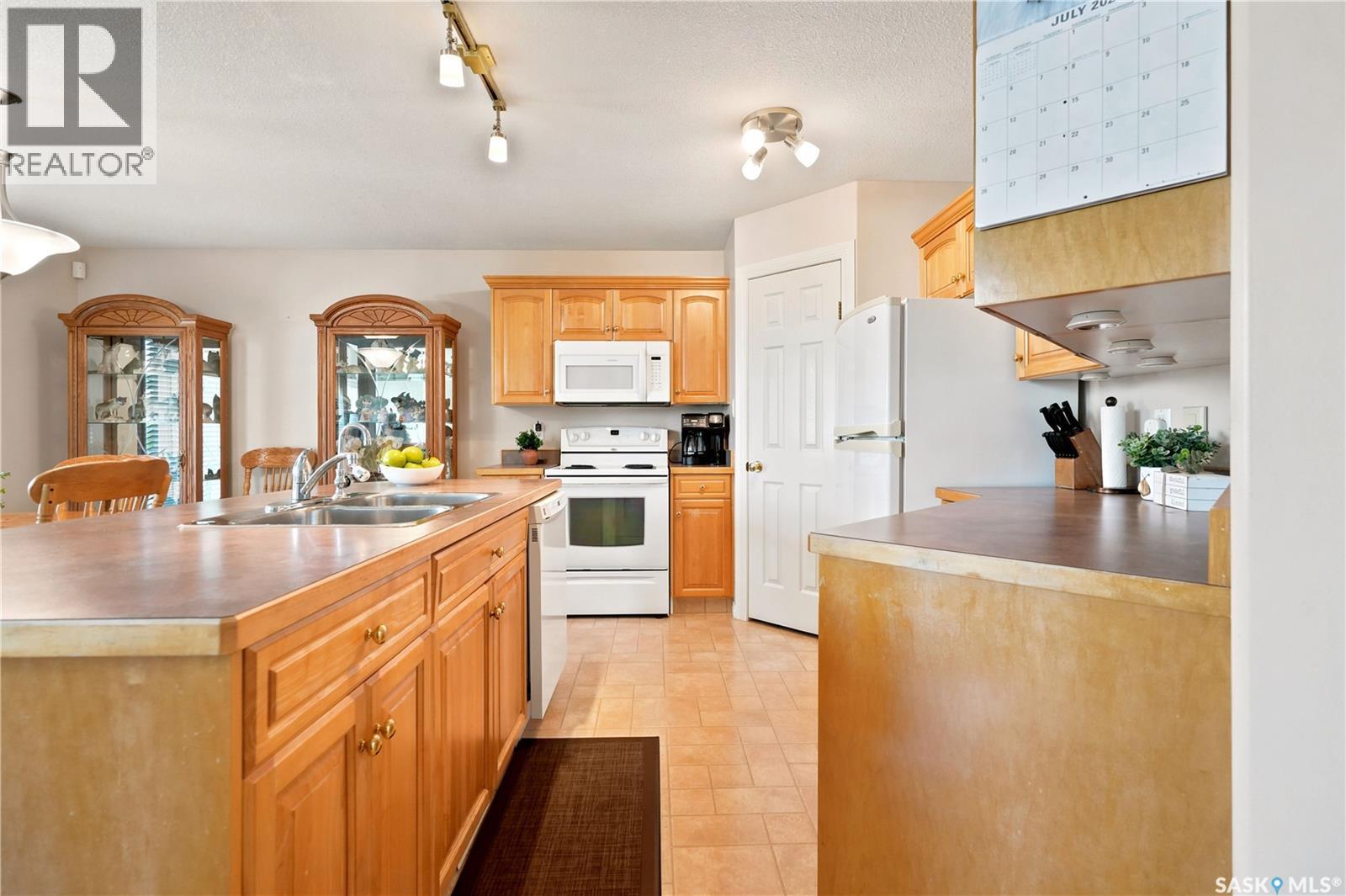 3291 Thames Crescent E, Regina, SK - Indoor Photo Showing Kitchen With Double Sink