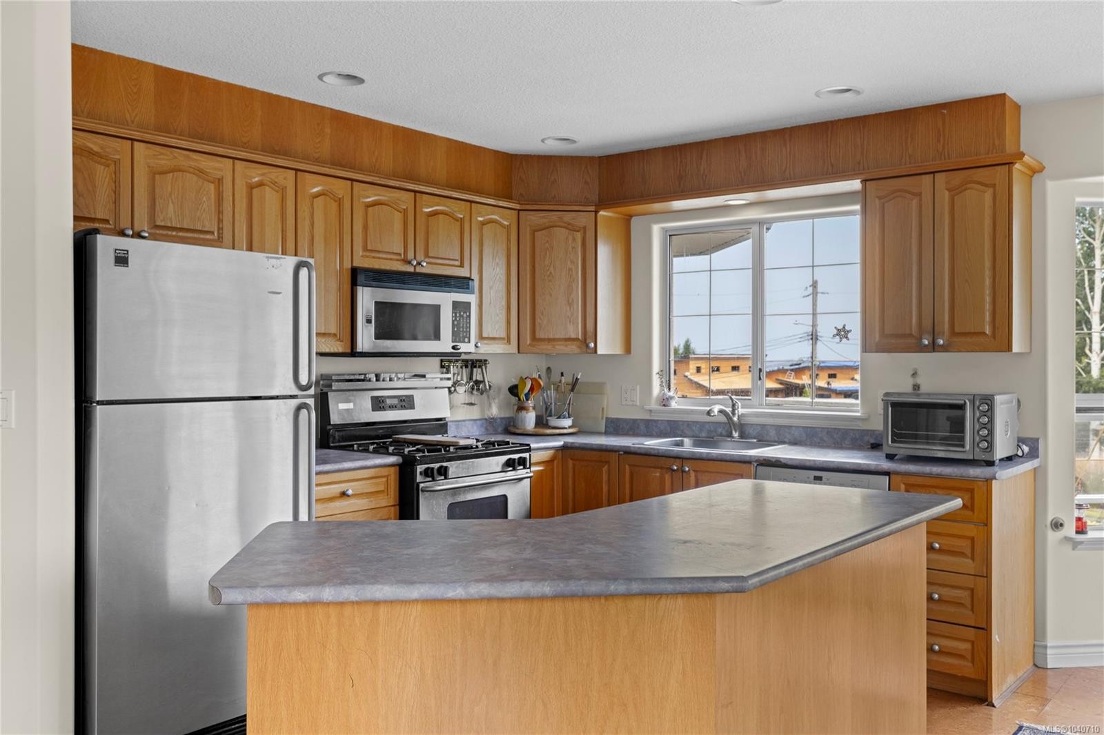 876 Cavin Rd, French Creek, BC