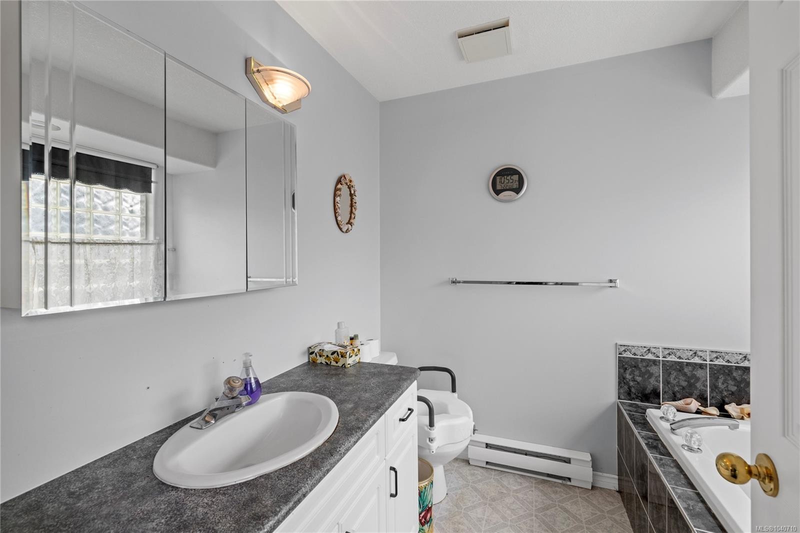 876 Cavin Rd, French Creek, BC