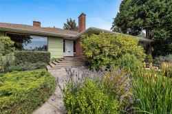 1554 Montgomery Ave Victoria, BC V8S 1T4