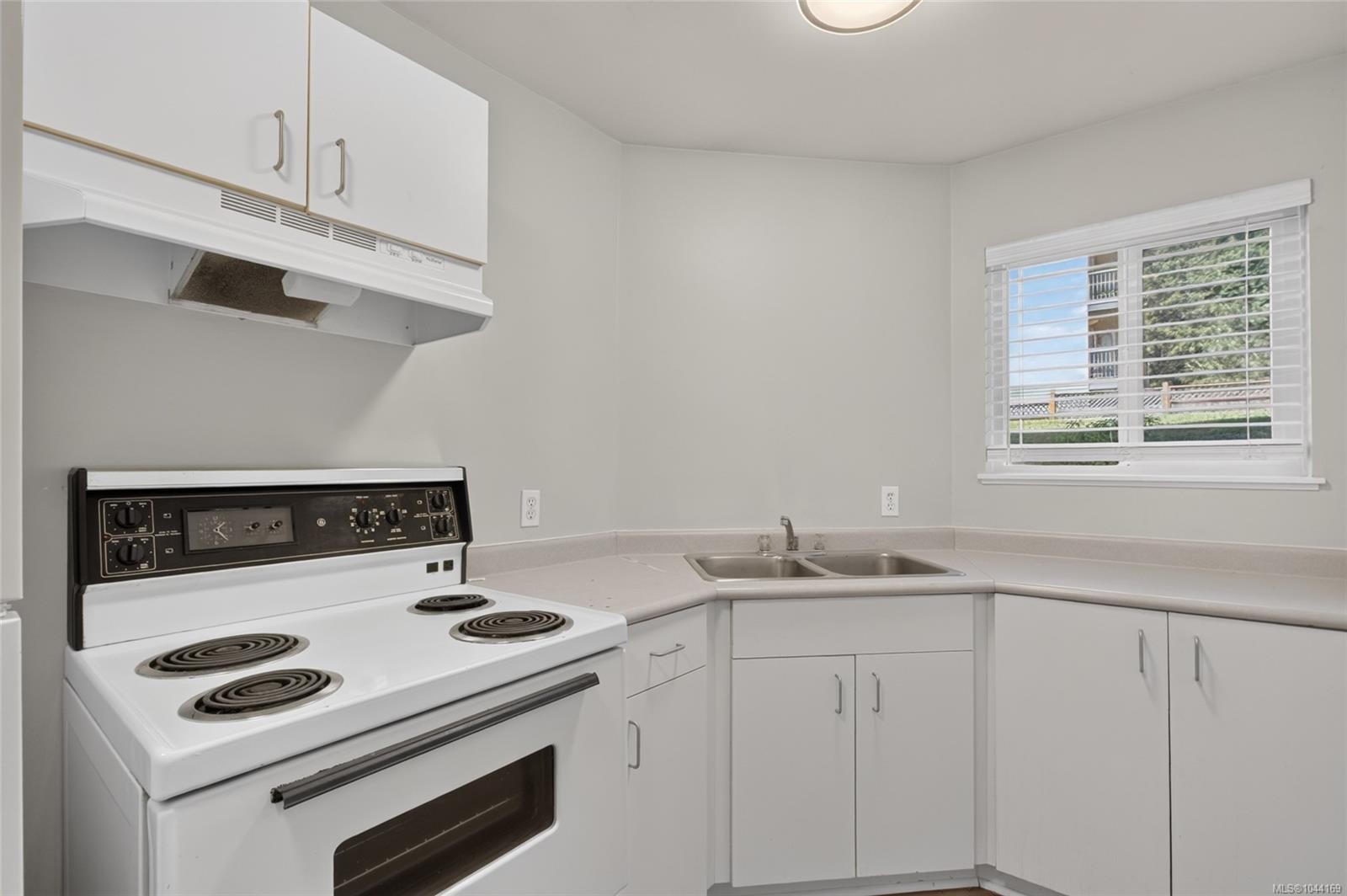 #105-200 Back Rd, Courtenay, BC - Indoor Photo Showing Kitchen With Double Sink