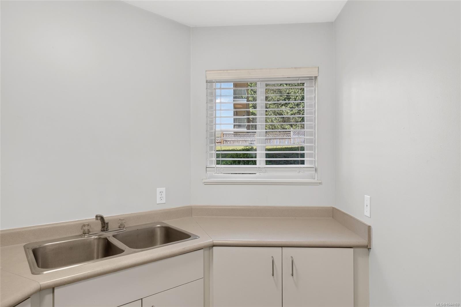 #105-200 Back Rd, Courtenay, BC - Indoor Photo Showing Kitchen With Double Sink