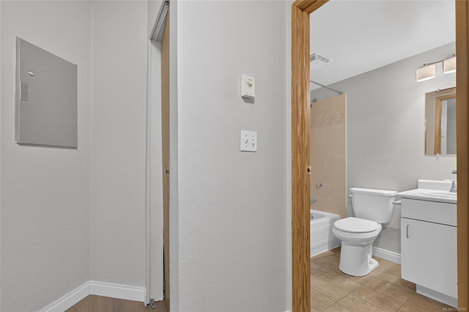 #105-200 Back Rd, Courtenay, BC - Indoor Photo Showing Bathroom