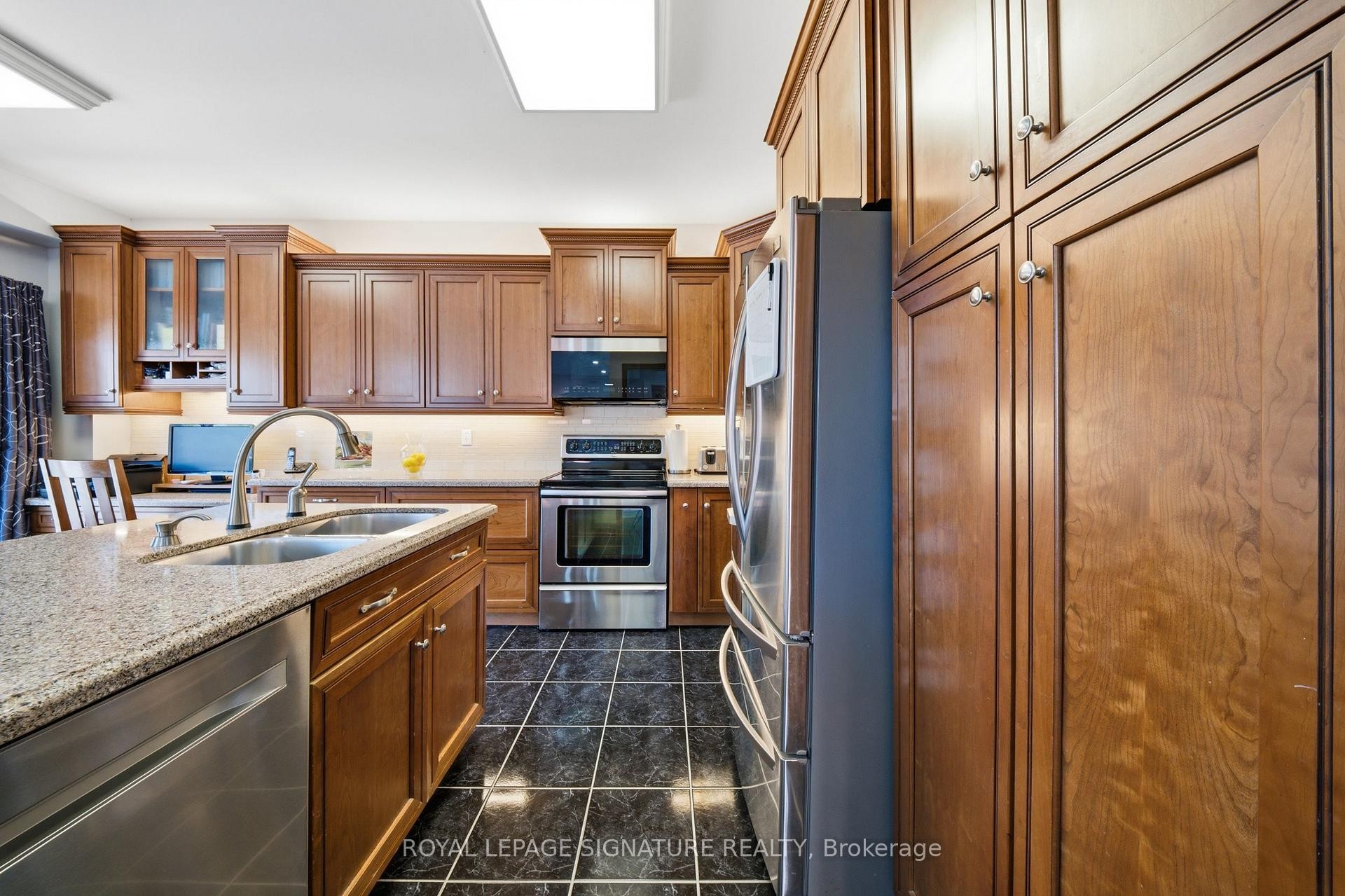 79 Twin Willow Crescent E, Brampton, ON - Indoor Photo Showing Kitchen With Double Sink