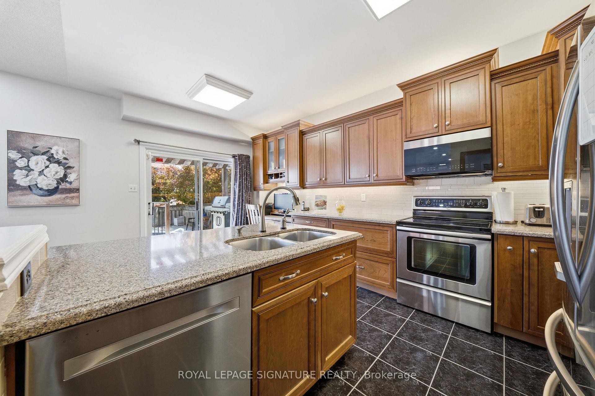 79 Twin Willow Crescent E, Brampton, ON - Indoor Photo Showing Kitchen With Double Sink