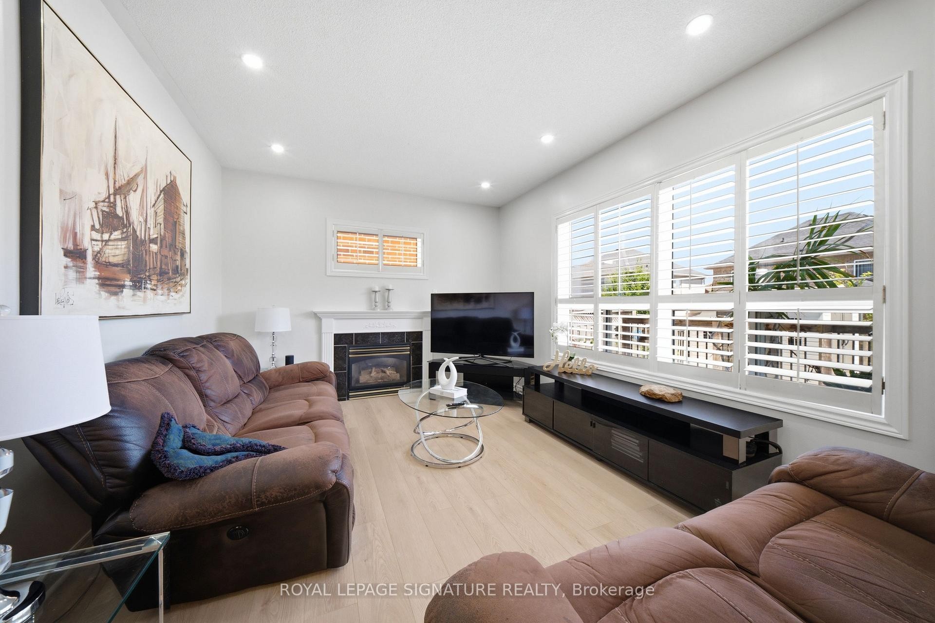 79 Twin Willow Crescent E, Brampton, ON - Indoor Photo Showing Living Room With Fireplace