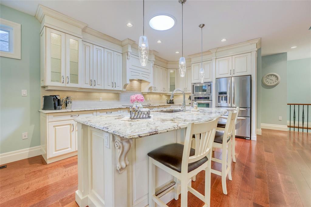 1221 Mike Weir Drive, Sarnia, ON - Indoor Photo Showing Kitchen With Upgraded Kitchen