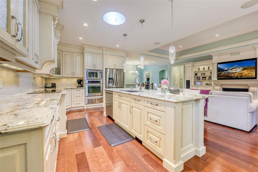 1221 Mike Weir Drive, Sarnia, ON - Indoor Photo Showing Kitchen With Upgraded Kitchen
