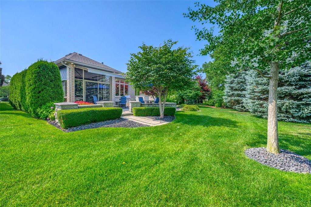 1221 Mike Weir Drive, Sarnia, ON - Outdoor