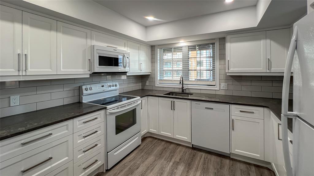 M-212-1520 Venetian Boulevard, Point Edward, ON - Indoor Photo Showing Kitchen