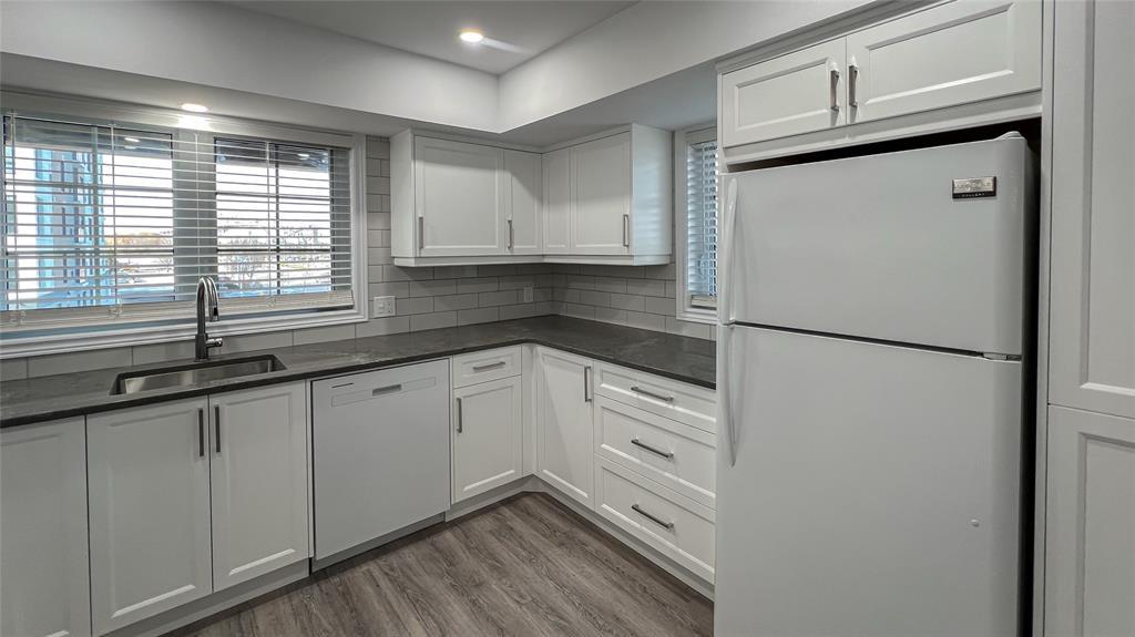 M-212-1520 Venetian Boulevard, Point Edward, ON - Indoor Photo Showing Kitchen