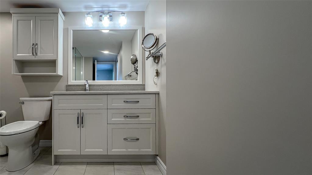 M-212-1520 Venetian Boulevard, Point Edward, ON - Indoor Photo Showing Bathroom