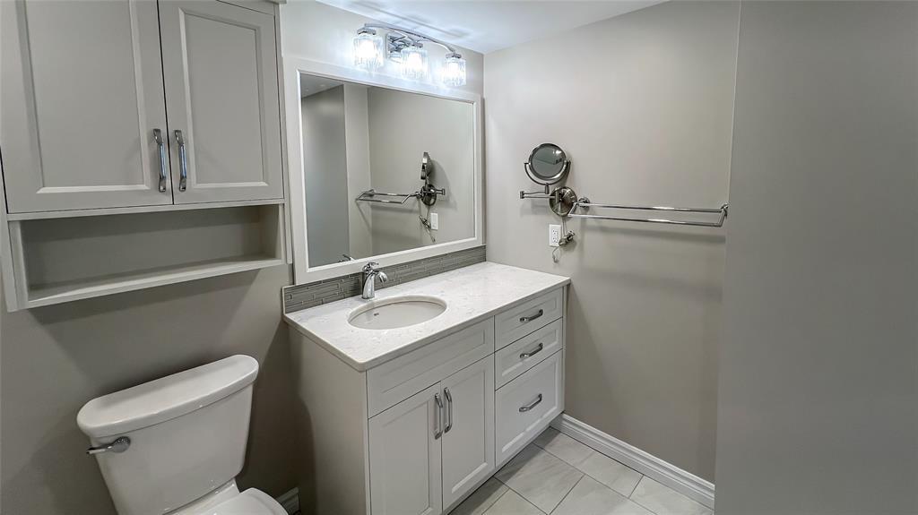 M-212-1520 Venetian Boulevard, Point Edward, ON - Indoor Photo Showing Bathroom