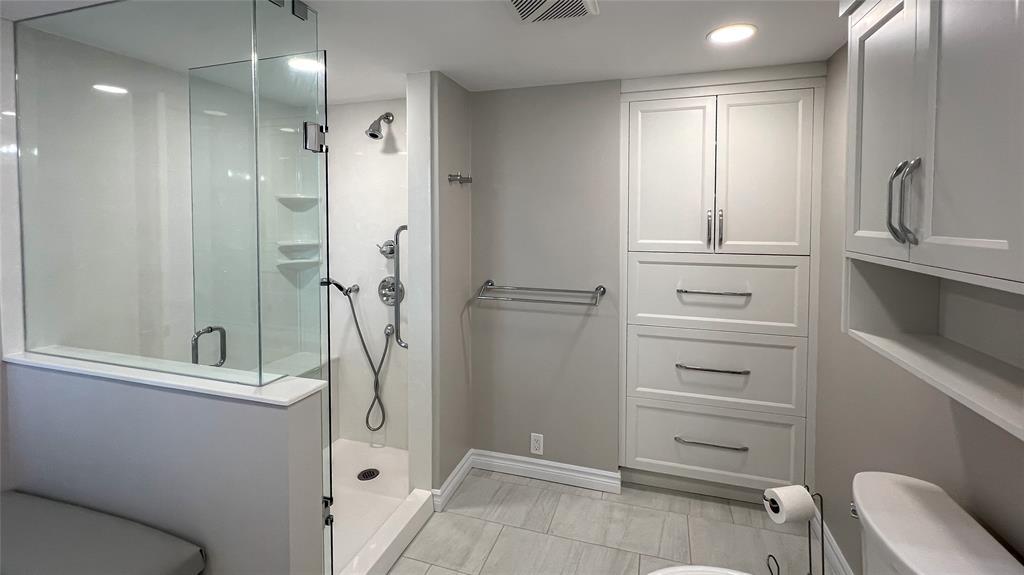 M-212-1520 Venetian Boulevard, Point Edward, ON - Indoor Photo Showing Bathroom