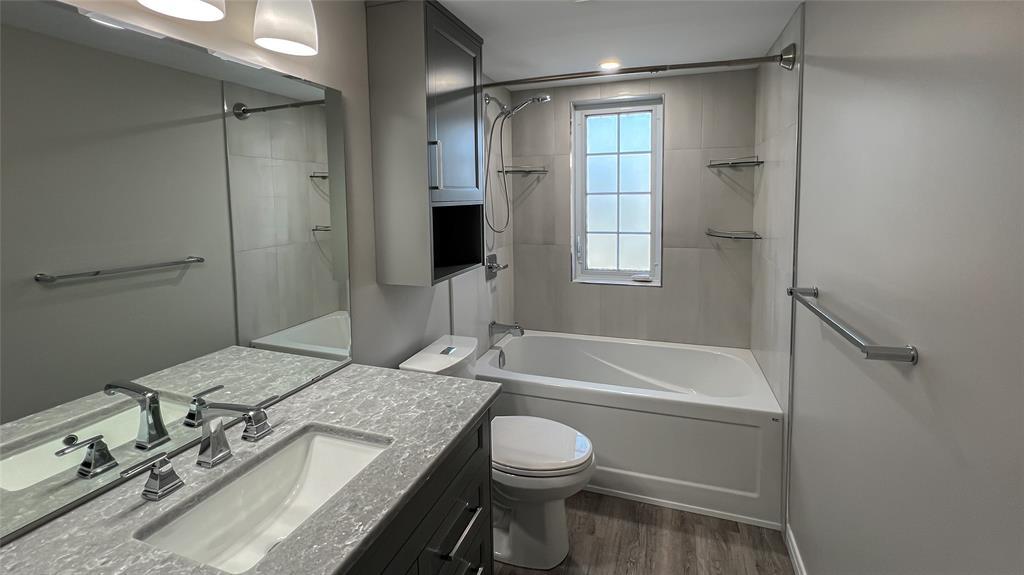 M-212-1520 Venetian Boulevard, Point Edward, ON - Indoor Photo Showing Bathroom