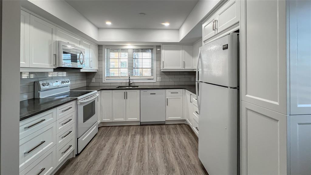 M-212-1520 Venetian Boulevard, Point Edward, ON - Indoor Photo Showing Kitchen