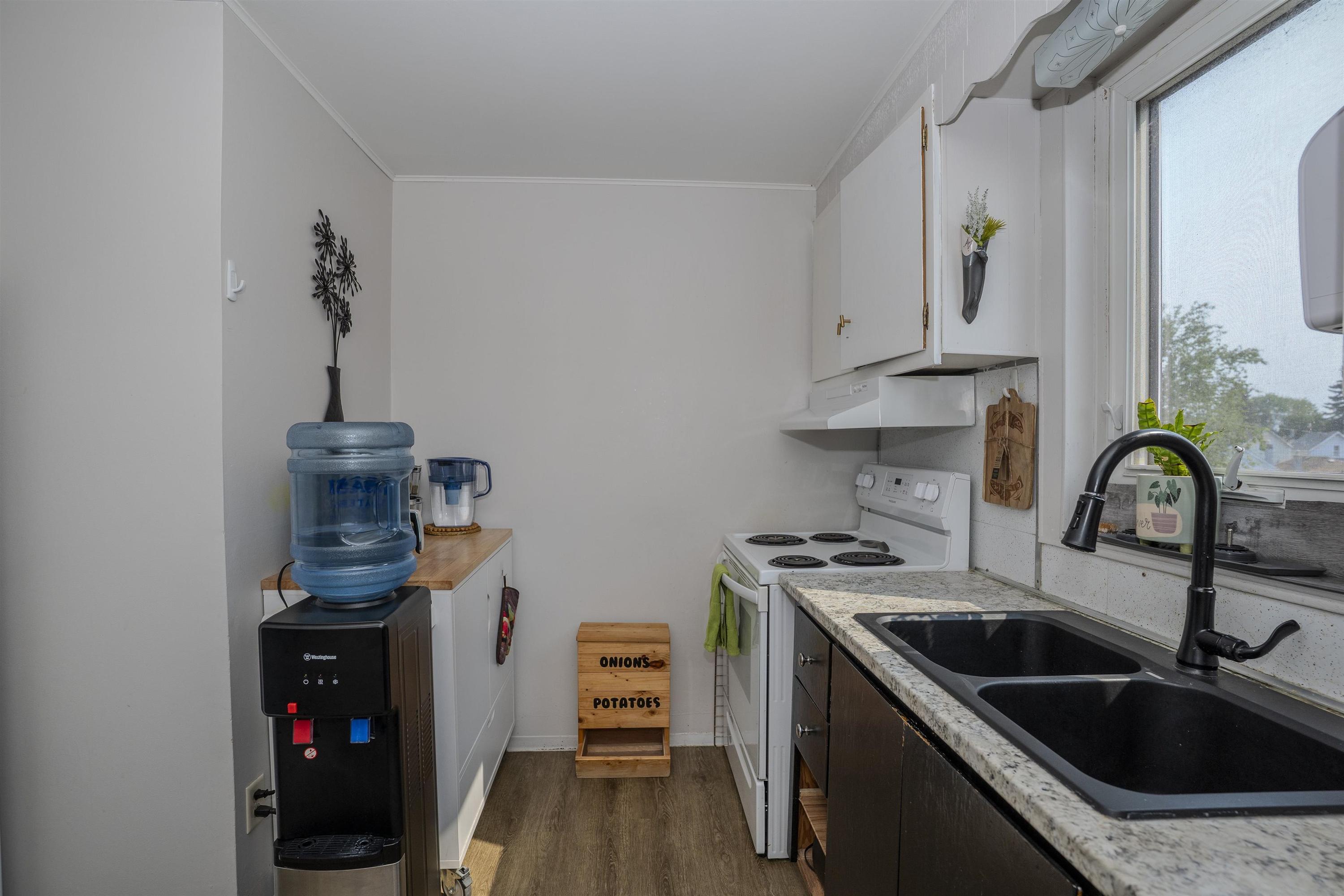 503 Prince Arthur Boulevard, Thunder Bay, ON - Indoor Photo Showing Kitchen With Double Sink