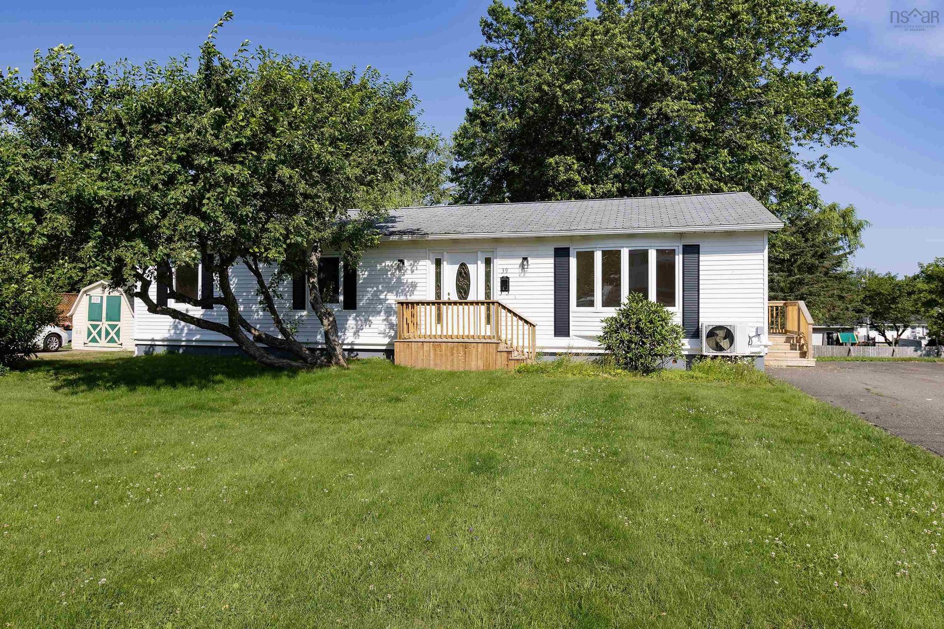 39 Rogers Avenue, Amherst, NS - Outdoor