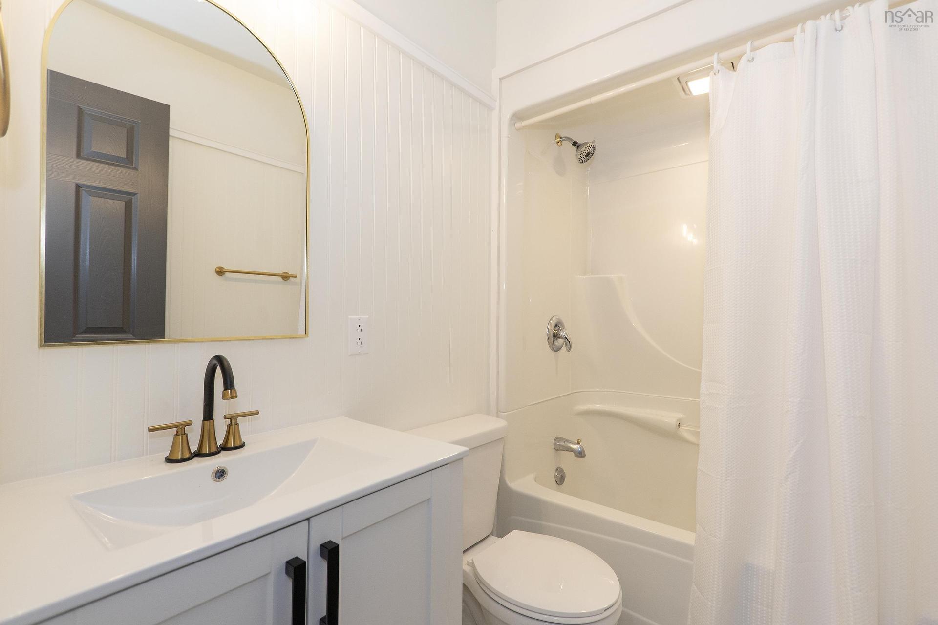 39 Rogers Avenue, Amherst, NS - Indoor Photo Showing Bathroom