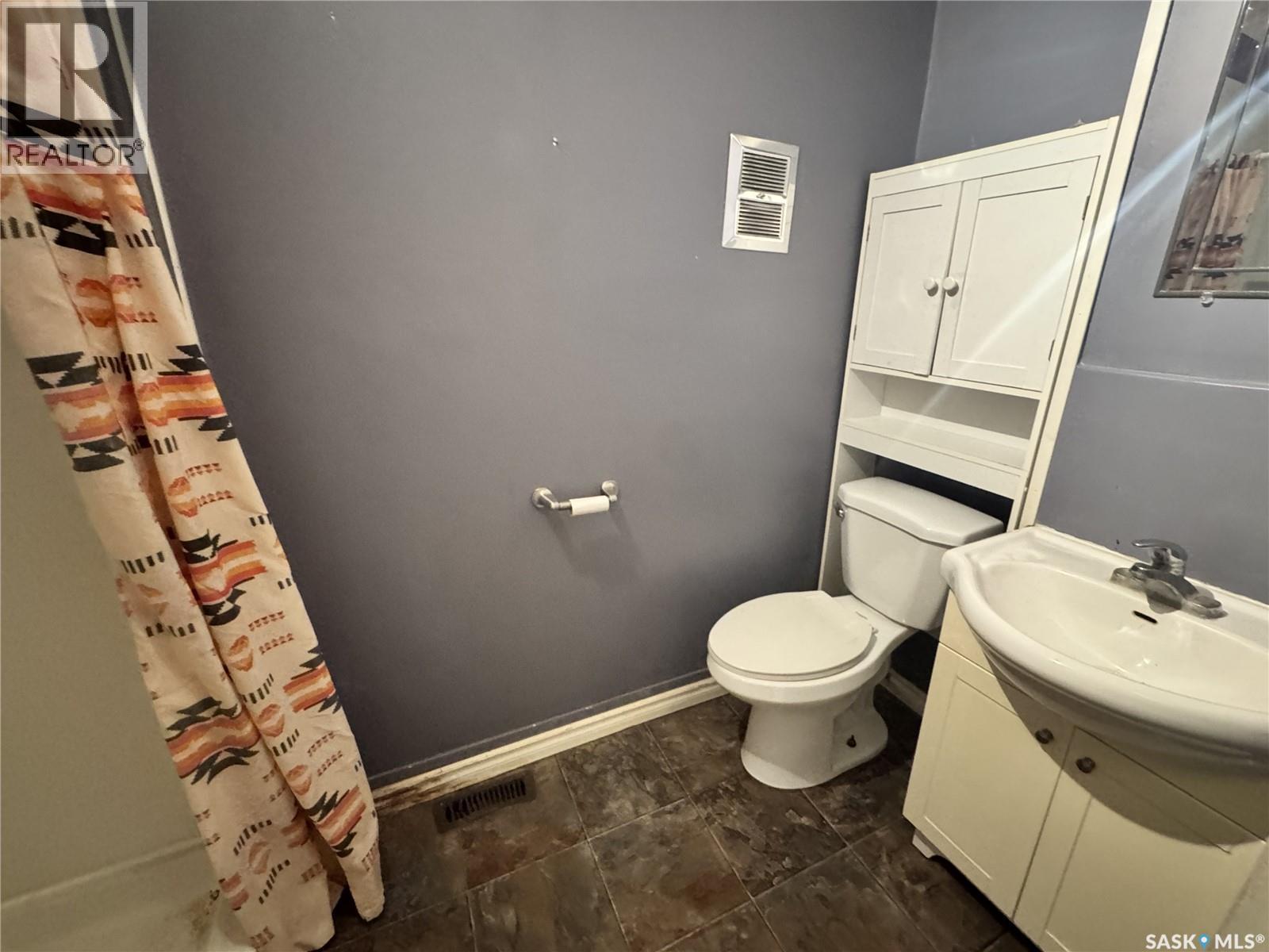 303 4Th Avenue W, Biggar, SK - Indoor Photo Showing Bathroom