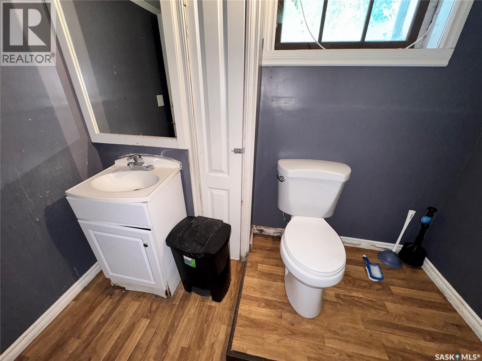 303 4Th Avenue W, Biggar, SK - Indoor Photo Showing Bathroom