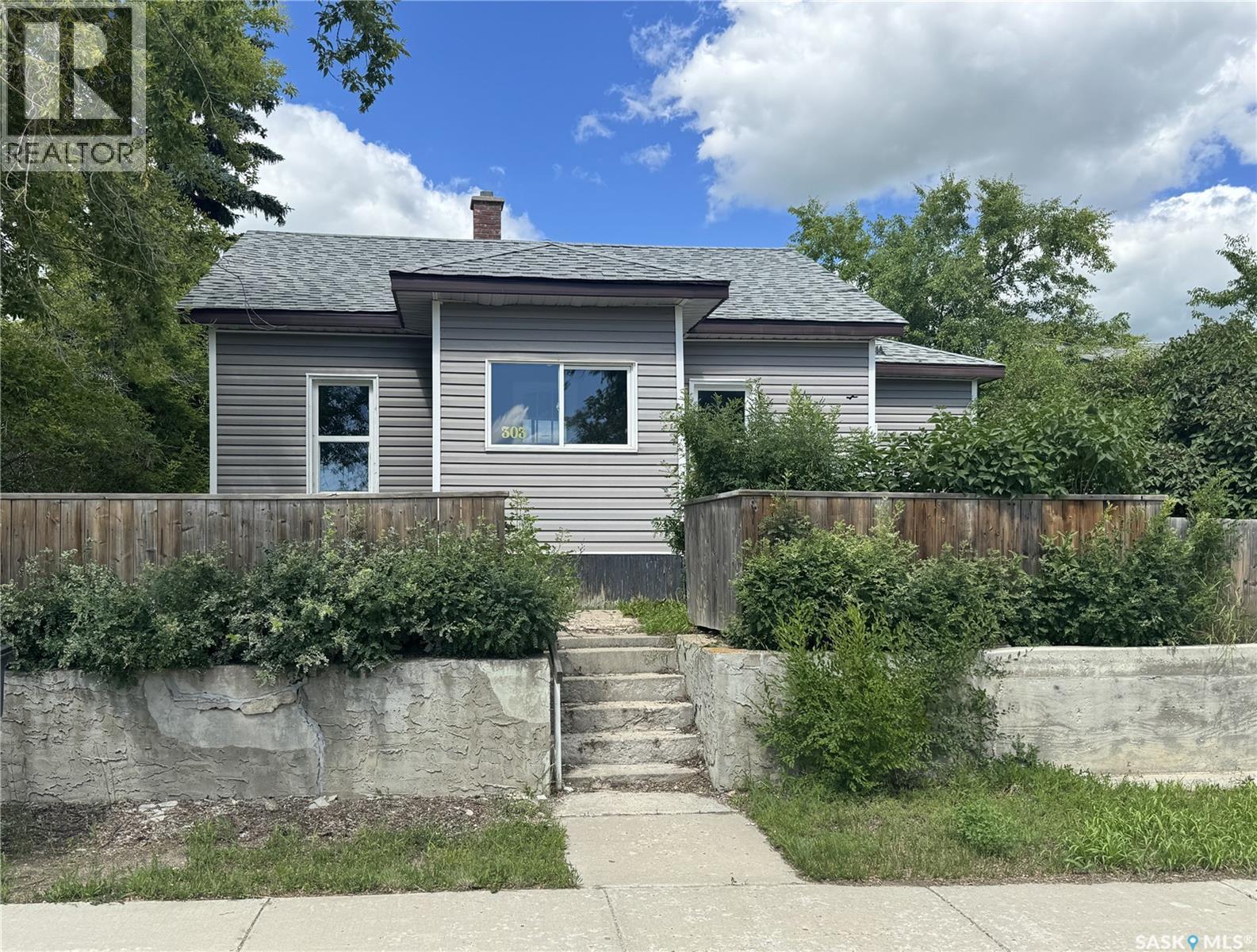 303 4Th Avenue W, Biggar, SK - Outdoor