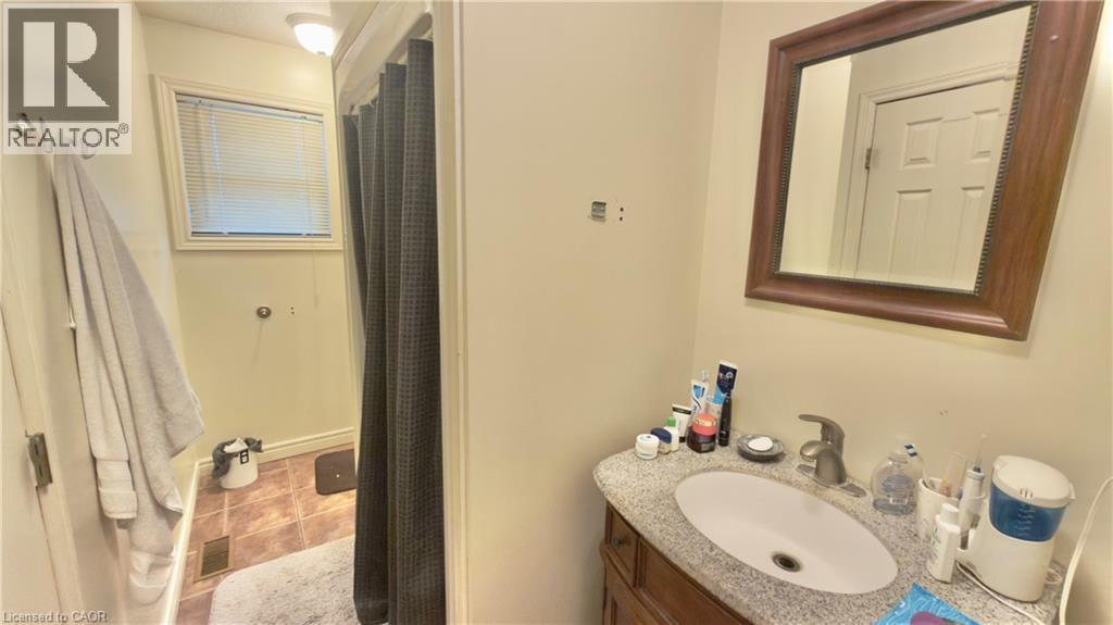 16 Marshall Street, Waterloo, ON - Indoor Photo Showing Bathroom