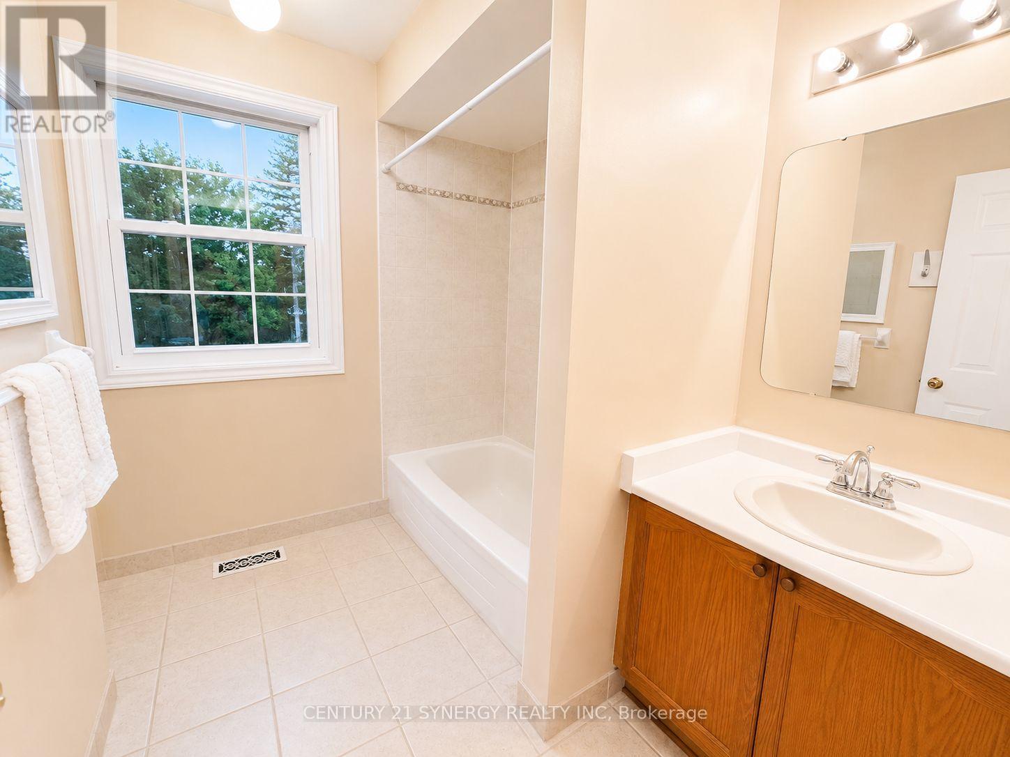 Main Bath - Upper Level - 757 Clearcrest Crescent, Ottawa, ON - Indoor Photo Showing Bathroom