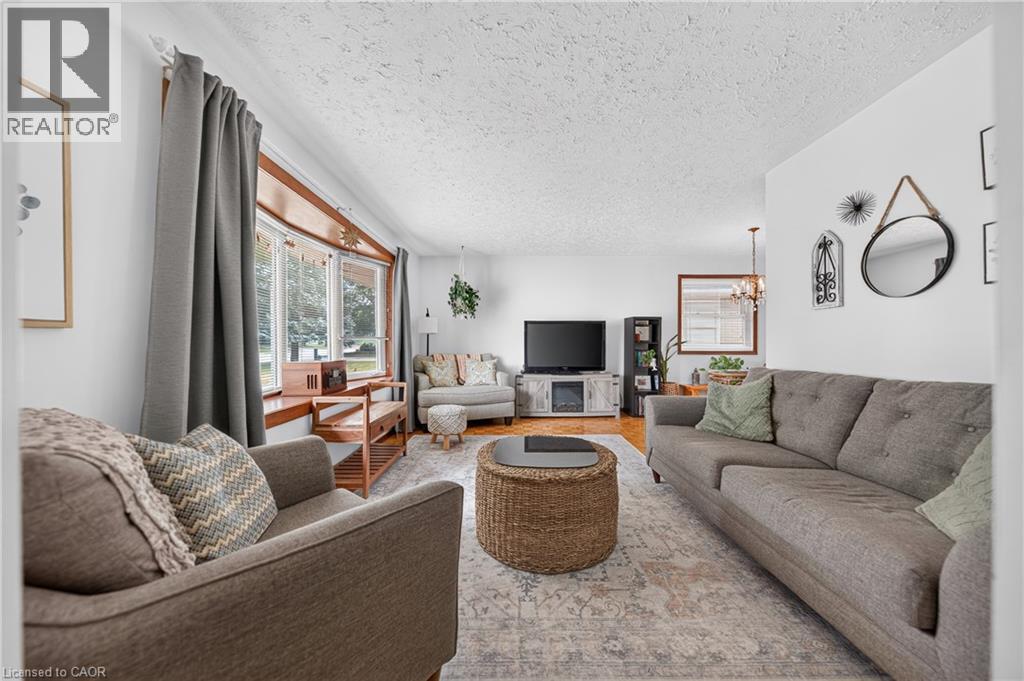 Living room featuring neutral wall tones and a textured ceiling - 111 Kimberly Crescent, Kitchener, ON - Indoor Photo Showing Living Room