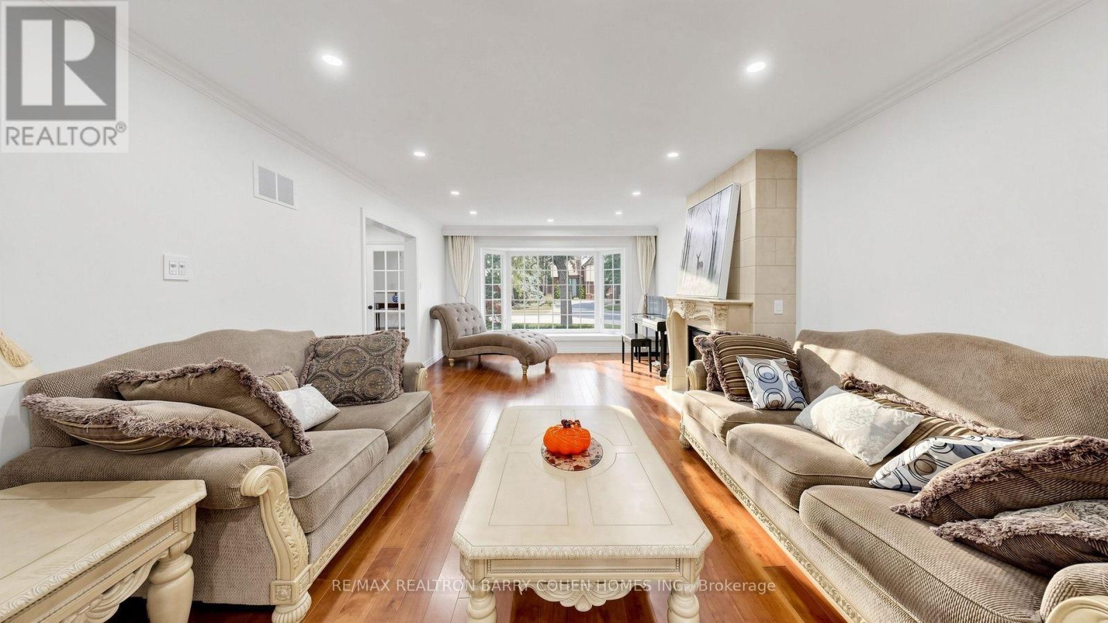 Main/Upper - 15 Sonata Crescent, Toronto, ON - Indoor Photo Showing Living Room