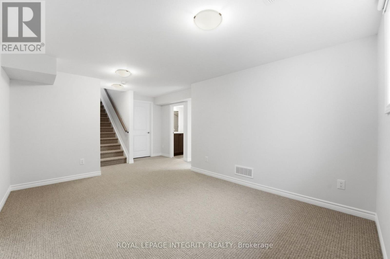 14 Academie Street, Russell, ON - Indoor Photo Showing Other Room