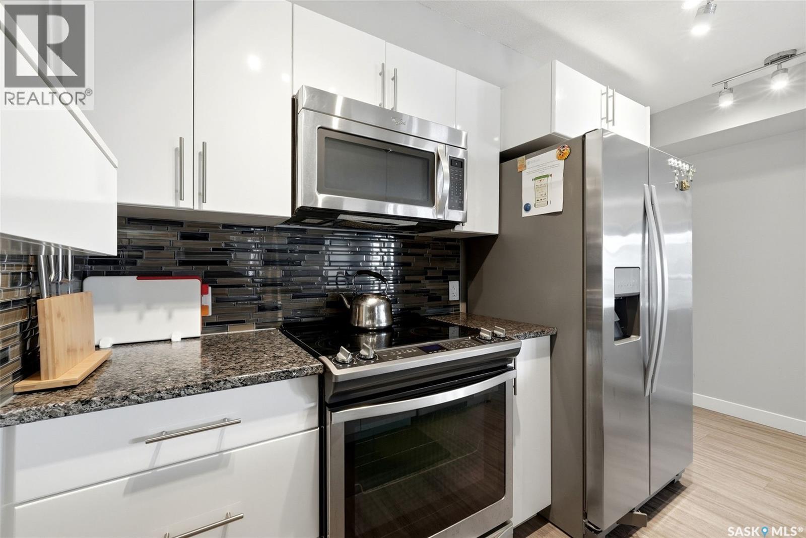 212 5301 Universal Crescent, Regina, SK - Indoor Photo Showing Kitchen With Upgraded Kitchen