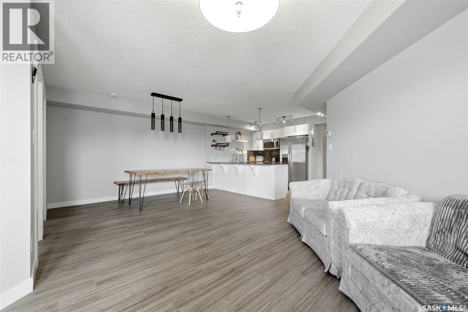 212 5301 Universal Crescent, Regina, SK - Indoor Photo Showing Living Room
