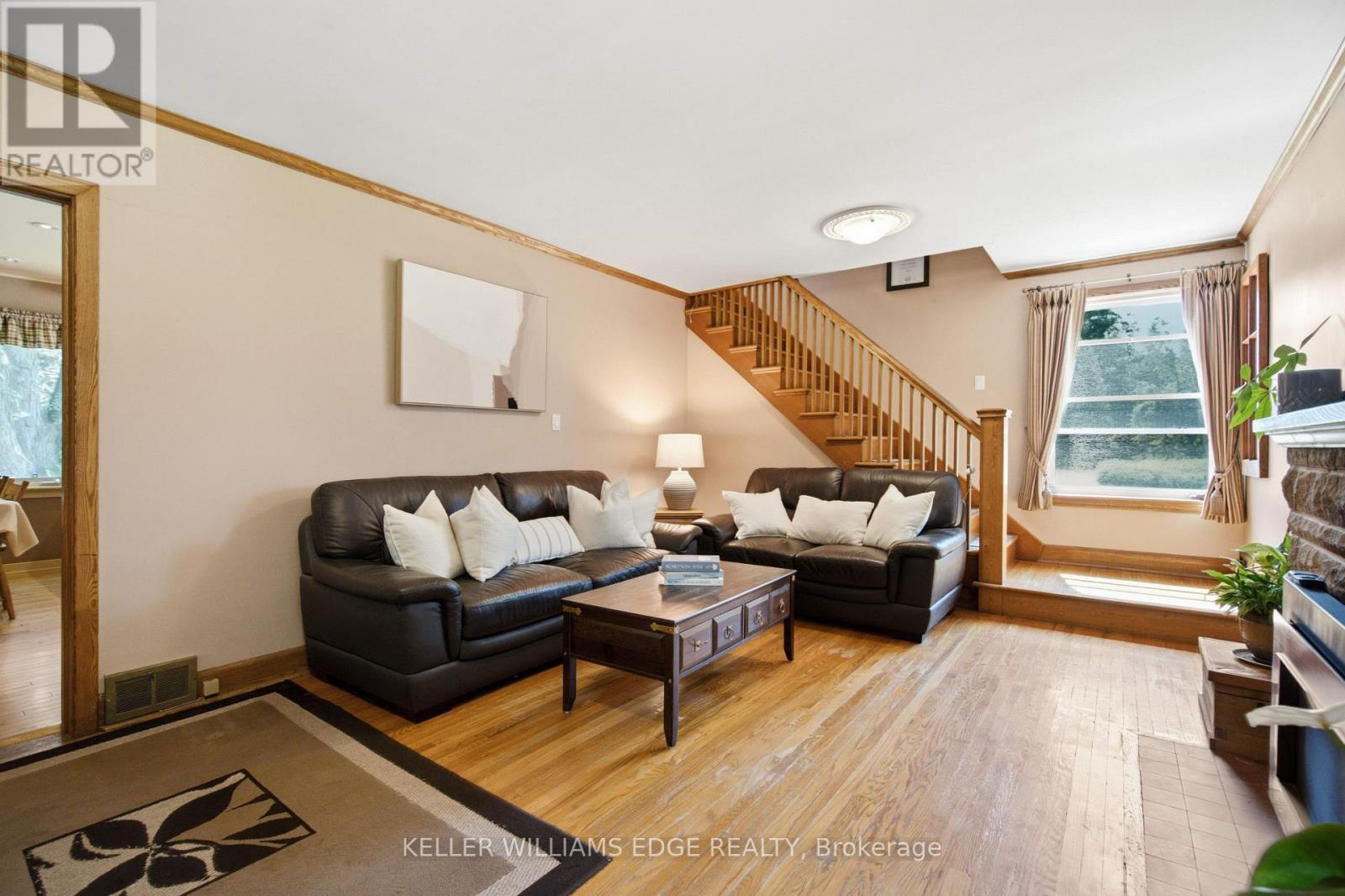 162 5Th Concession Road E, Hamilton, ON - Indoor Photo Showing Living Room