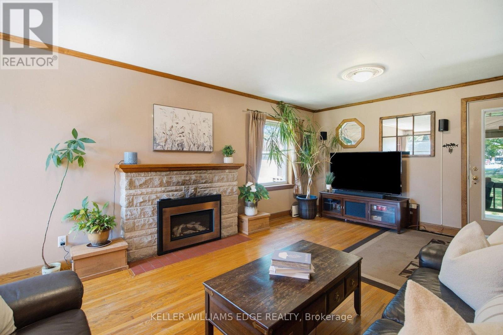 162 5Th Concession Road E, Hamilton, ON - Indoor Photo Showing Living Room With Fireplace